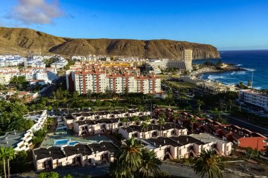 Tenerife ve Los Cristianos, Spains Kanarya Adaları 'nın en büyük şehri olan Tenerife' nin güneybatı kıyısında bir kasaba. Tenerife, İspanya