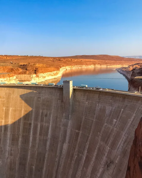 格伦峡谷大坝 Glen Canyon Dam 是美国亚利桑那州北部科罗拉多河上靠近佩奇镇的一座混凝土拱形重力坝 — 图库照片