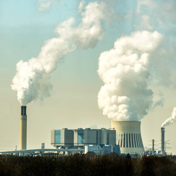 Выбросы парниковых газов CO2 исходят из дымовых труб электростанции в Берлине. Берлин, Германия 