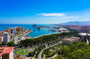 Güneşli bir yaz gününde Malaga 'daki Castillo de Gibralfaro' dan görüntü. Malaga, İspanya.