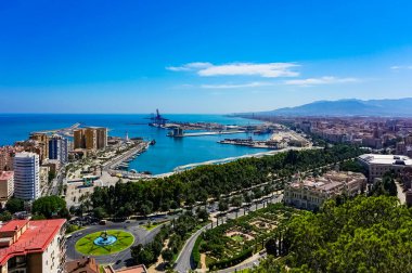 Güneşli bir yaz gününde Malaga 'daki Castillo de Gibralfaro' dan görüntü. Malaga, İspanya.