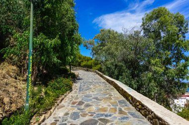 Güneşli bir yaz gününde Malaga 'daki Castillo de Gibralfaro' dan görüntü. Malaga, İspanya.