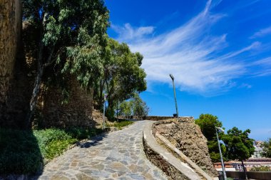 Güneşli bir yaz gününde Malaga 'daki Castillo de Gibralfaro' dan görüntü. Malaga, İspanya.