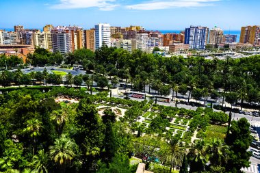 Güneşli bir yaz gününde Malaga 'daki Castillo de Gibralfaro' dan görüntü. Malaga, İspanya.