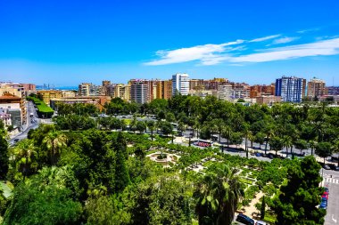Güneşli bir yaz gününde Malaga 'daki Castillo de Gibralfaro' dan görüntü. Malaga, İspanya.