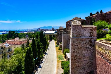 Güneşli bir yaz gününde Malaga 'daki Castillo de Gibralfaro' dan görüntü. Malaga, İspanya.