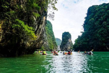 Phuket, Tayland manzarası. Phuket, Tayland 'ın güneyindeki bir ildir. Ülkenin en büyük adası olan Phuket adasından oluşur..