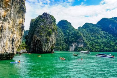 Phuket, Tayland manzarası. Phuket, Tayland 'ın güneyindeki bir ildir. Ülkenin en büyük adası olan Phuket adasından oluşur..