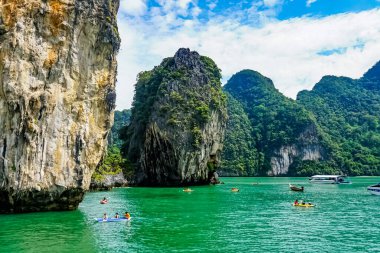 Phuket, Tayland manzarası. Phuket, Tayland 'ın güneyindeki bir ildir. Ülkenin en büyük adası olan Phuket adasından oluşur..