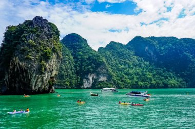 Phuket, Tayland ada manzarası. Phuket, Tayland 'ın güneyindeki bir ildir. Ülkenin en büyük adası olan Phuket adasından oluşur..