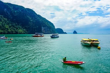 Phuket, Tayland ada manzarası. Phuket, Tayland 'ın güneyindeki bir ildir. Ülkenin en büyük adası olan Phuket adasından oluşur..