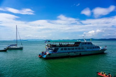 Phuket, Tayland ada manzarası. Phuket, Tayland 'ın güneyindeki bir ildir. Ülkenin en büyük adası olan Phuket adasından oluşur..