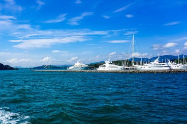 Phuket, Tayland 'da lüks yatlar. Phuket, Tayland 'ın güneyindeki bir ildir. Ülkenin en büyük adası olan Phuket adasından oluşur..