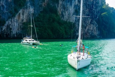 Phuket, Tayland ada manzarası. Phuket, Tayland 'ın güneyindeki bir ildir. Ülkenin en büyük adası olan Phuket adasından oluşur..
