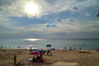 Phuket, Tayland ada manzarası. Phuket, Tayland 'ın güneyindeki bir ildir. Ülkenin en büyük adası olan Phuket adasından oluşur..