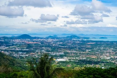 Büyük Buda Phuket 'ten Phuket hava görüntüsü. Phuket, Tayland 'ın güneyindeki bir ildir. Ülkenin en büyük adası olan Phuket adasından oluşur..