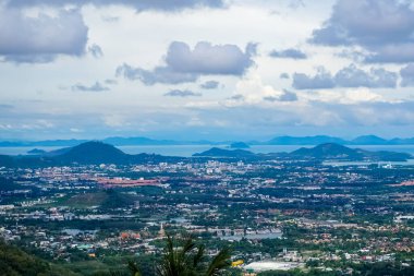 Büyük Buda Phuket 'ten Phuket hava görüntüsü. Phuket, Tayland 'ın güneyindeki bir ildir. Ülkenin en büyük adası olan Phuket adasından oluşur..