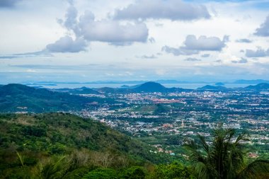 Büyük Buda Phuket 'ten Phuket hava görüntüsü. Phuket, Tayland 'ın güneyindeki bir ildir. Ülkenin en büyük adası olan Phuket adasından oluşur..