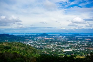 Büyük Buda Phuket 'ten Phuket hava görüntüsü. Phuket, Tayland 'ın güneyindeki bir ildir. Ülkenin en büyük adası olan Phuket adasından oluşur..