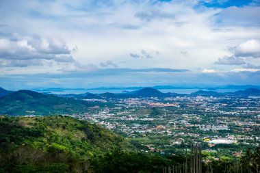 Büyük Buda Phuket 'ten Phuket hava görüntüsü. Phuket, Tayland 'ın güneyindeki bir ildir. Ülkenin en büyük adası olan Phuket adasından oluşur..