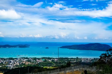 Phuket hava manzarası, Tayland manzarası. Phuket, Tayland 'ın güneyindeki bir ildir. Ülkenin en büyük adası olan Phuket adasından oluşur..