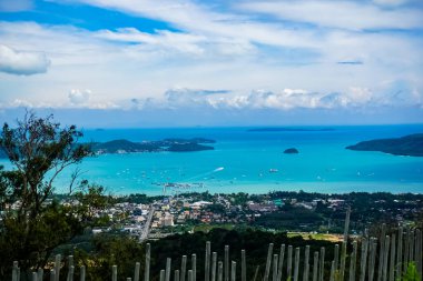 Büyük Buda Phuket 'ten Phuket hava görüntüsü. Phuket, Tayland 'ın güneyindeki bir ildir. Ülkenin en büyük adası olan Phuket adasından oluşur..