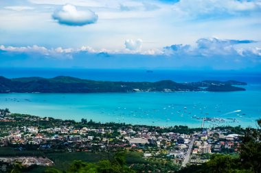 Büyük Buda Phuket 'ten Phuket hava görüntüsü. Phuket, Tayland 'ın güneyindeki bir ildir. Ülkenin en büyük adası olan Phuket adasından oluşur..