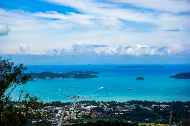 Büyük Buda Phuket 'ten Phuket hava görüntüsü. Phuket, Tayland 'ın güneyindeki bir ildir. Ülkenin en büyük adası olan Phuket adasından oluşur..