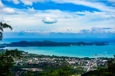 Büyük Buda Phuket 'ten Phuket hava görüntüsü. Phuket, Tayland 'ın güneyindeki bir ildir. Ülkenin en büyük adası olan Phuket adasından oluşur..