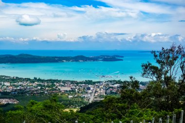 Büyük Buda Phuket 'ten Phuket hava görüntüsü. Phuket, Tayland 'ın güneyindeki bir ildir. Ülkenin en büyük adası olan Phuket adasından oluşur..