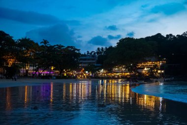 Phuket, Tayland ada manzarası. Phuket, Tayland 'ın güneyindeki bir ildir. Ülkenin en büyük adası olan Phuket adasından oluşur..