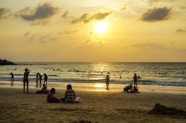 Phuket, Tayland ada manzarası. Phuket, Tayland 'ın güneyindeki bir ildir. Ülkenin en büyük adası olan Phuket adasından oluşur..