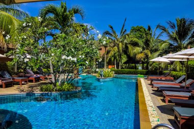 Phuket, Tayland manzarası. Phuket, Tayland 'ın güneyindeki bir ildir. Ülkenin en büyük adası olan Phuket adasından oluşur..