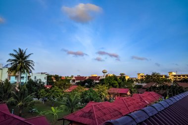 Phuket, Tayland manzarası. Phuket, Tayland 'ın güneyindeki bir ildir. Ülkenin en büyük adası olan Phuket adasından oluşur..