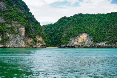 Phuket, Tayland ada manzarası. Phuket, Tayland 'ın güneyindeki bir ildir. Ülkenin en büyük adası olan Phuket adasından oluşur..