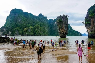 James Bond Adası, Khao Phing Kan veya Ko Khao Phing Kan Tayland 'da, Phang Nga Körfezi' nin kuzeydoğusunda yer alan bir adadır..