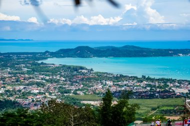 Büyük Buda Phuket 'ten Phuket hava görüntüsü. Phuket, Tayland 'ın güneyindeki bir ildir. Ülkenin en büyük adası olan Phuket adasından oluşur..
