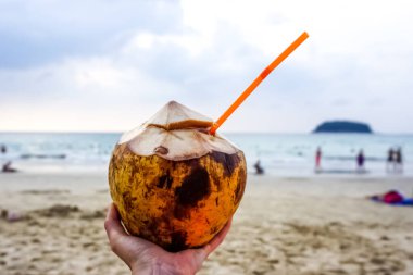 Phuket, Tayland manzarası. Phuket, Tayland 'ın güneyindeki bir ildir. Ülkenin en büyük adası olan Phuket adasından oluşur..