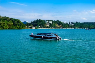 Phuket, Tayland manzarası. Phuket, Tayland 'ın güneyindeki bir ildir. Ülkenin en büyük adası olan Phuket adasından oluşur..