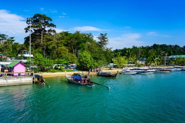 Phuket, Tayland manzarası. Phuket, Tayland 'ın güneyindeki bir ildir. Ülkenin en büyük adası olan Phuket adasından oluşur..