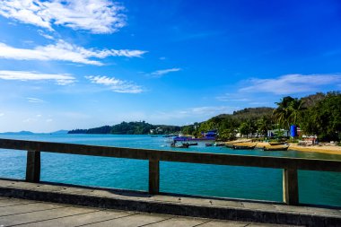 Phuket, Tayland manzarası. Phuket, Tayland 'ın güneyindeki bir ildir. Ülkenin en büyük adası olan Phuket adasından oluşur..