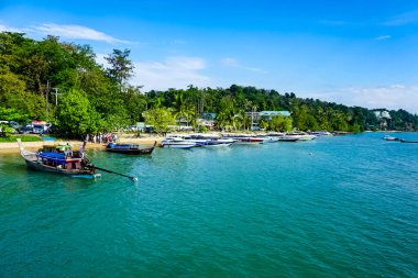 Phuket, Tayland manzarası. Phuket, Tayland 'ın güneyindeki bir ildir. Ülkenin en büyük adası olan Phuket adasından oluşur..