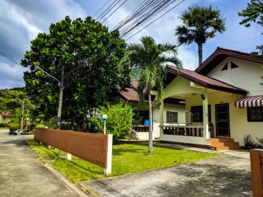Phuket, Tayland manzarası. Phuket, Tayland 'ın güneyindeki bir ildir. Ülkenin en büyük adası olan Phuket adasından oluşur..