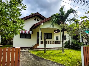 Phuket, Tayland manzarası. Phuket, Tayland 'ın güneyindeki bir ildir. Ülkenin en büyük adası olan Phuket adasından oluşur..