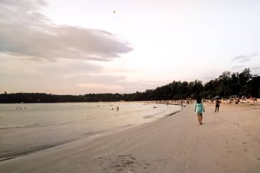 Phuket, Tayland manzarası. Phuket, Tayland 'ın güneyindeki bir ildir. Ülkenin en büyük adası olan Phuket adasından oluşur..