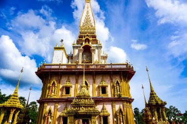 Wat Chalong, Phuket 'in Chalong Körfezi' ndeki Budist tapınağının tarihi simgesidir. Phuket, Tayland.