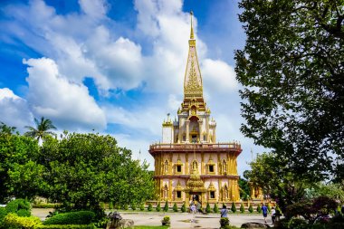 Wat Chalong, Phuket 'in Chalong Körfezi' ndeki Budist tapınağının tarihi simgesidir. Phuket, Tayland.