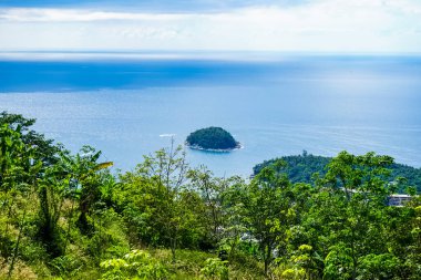 Phuket, Tayland manzarası. Phuket, Tayland 'ın güneyindeki bir ildir. Ülkenin en büyük adası olan Phuket adasından oluşur..