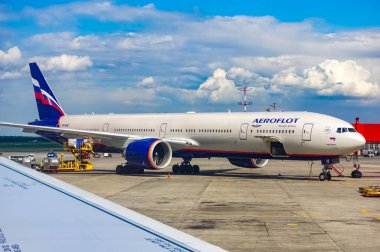 Aeroflot - Rus Havayolları Boeing 777-300ER uçağı Moskova, Rusya 'daki Sheremetyevo Uluslararası Havalimanı' ndan kalkmak için bekliyor.