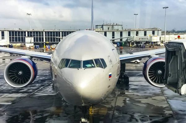 Аэрофлот Самолет Boeing 777 300Er Компании Russian Airlines Ожидающий Вылета — стоковое фото